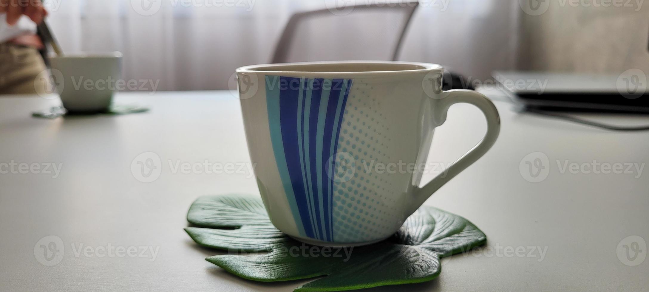 morgendliche tasse kaffee am tag der bürositzung foto