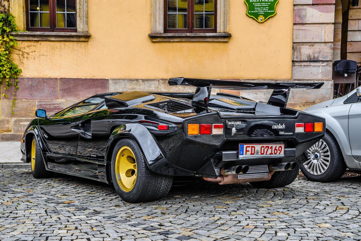 deutschland, fulda - jul 2019 schwarzer lamborghini countach ist ein sportwagen mit hinterem mittelmotor und heckantrieb, der von 1974 bis 1990 vom italienischen automobilhersteller lamborghini hergestellt wurde. er ist einer der t foto