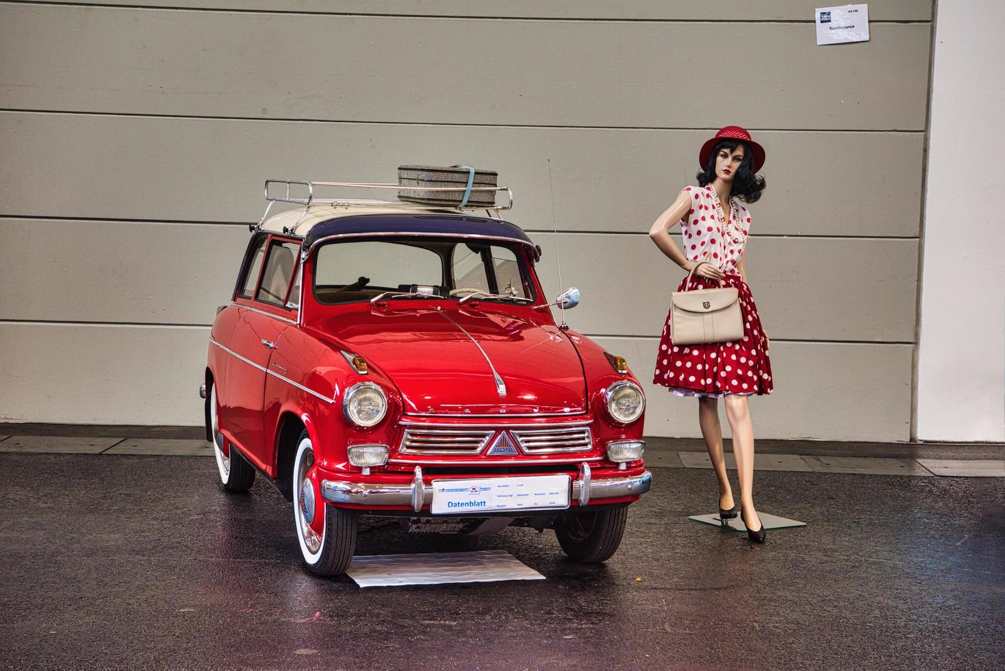 friedrichshafen - mai 2019 red lloyd alexander 1958 und frau schaufensterpuppe bei den motorworld classics bodensee am 11. mai 2019 in friedrichshafen, deutschland foto