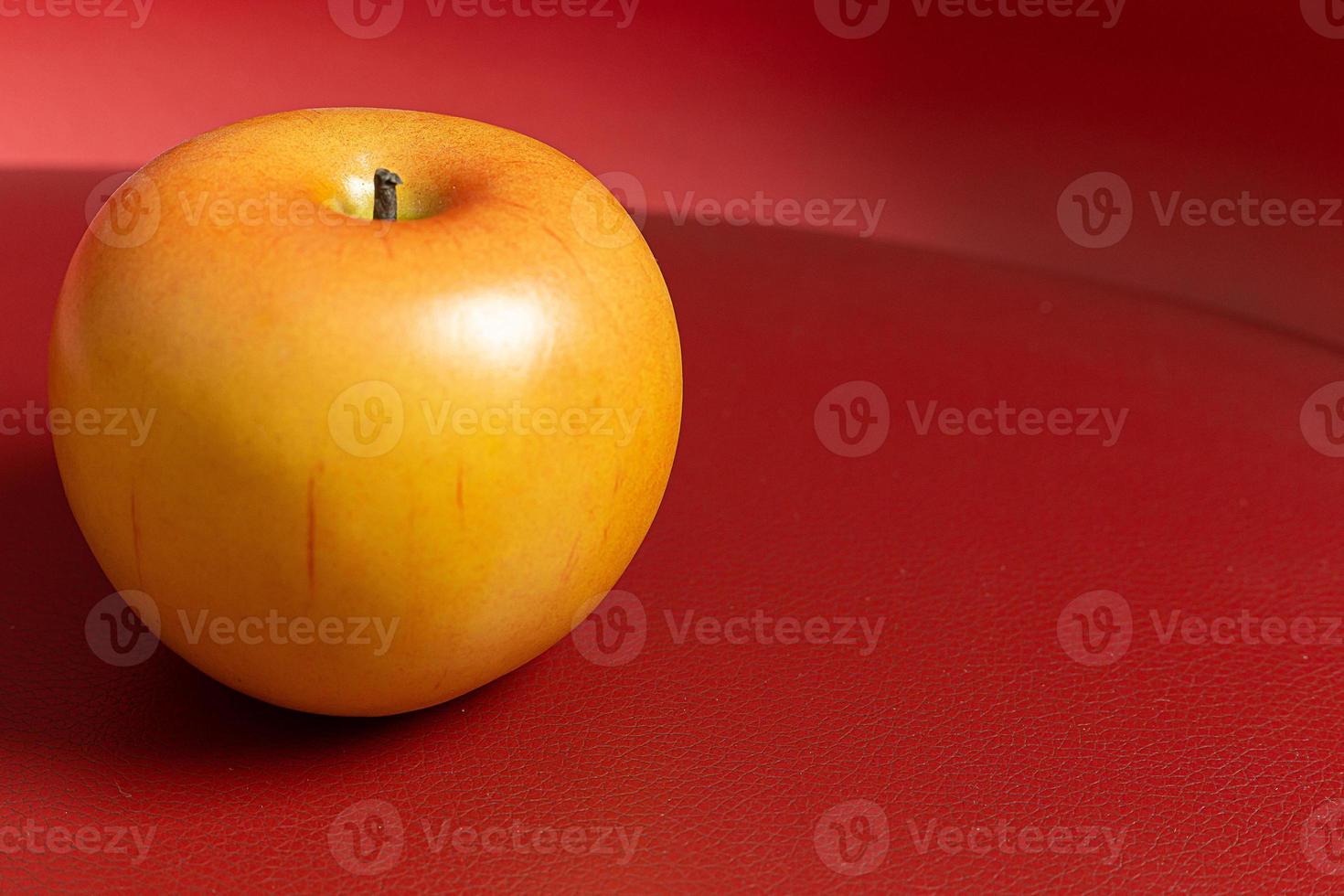 Apfel auf rotem Hintergrund geringes Licht für Lebensmittelinhalt. foto