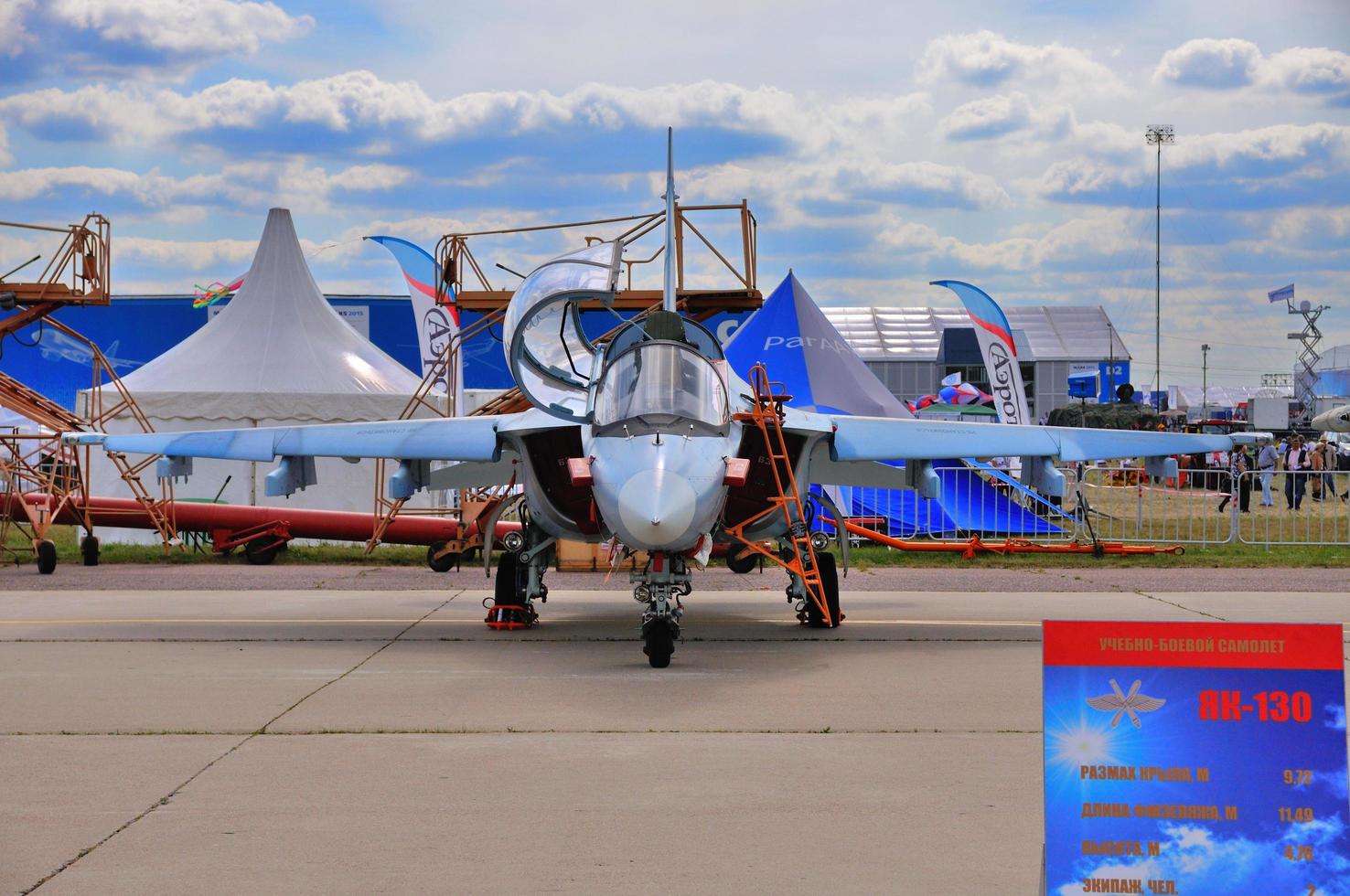 moskau, russland - aug 2015 angriffsflugzeug yak-130 handschuh vorhanden foto