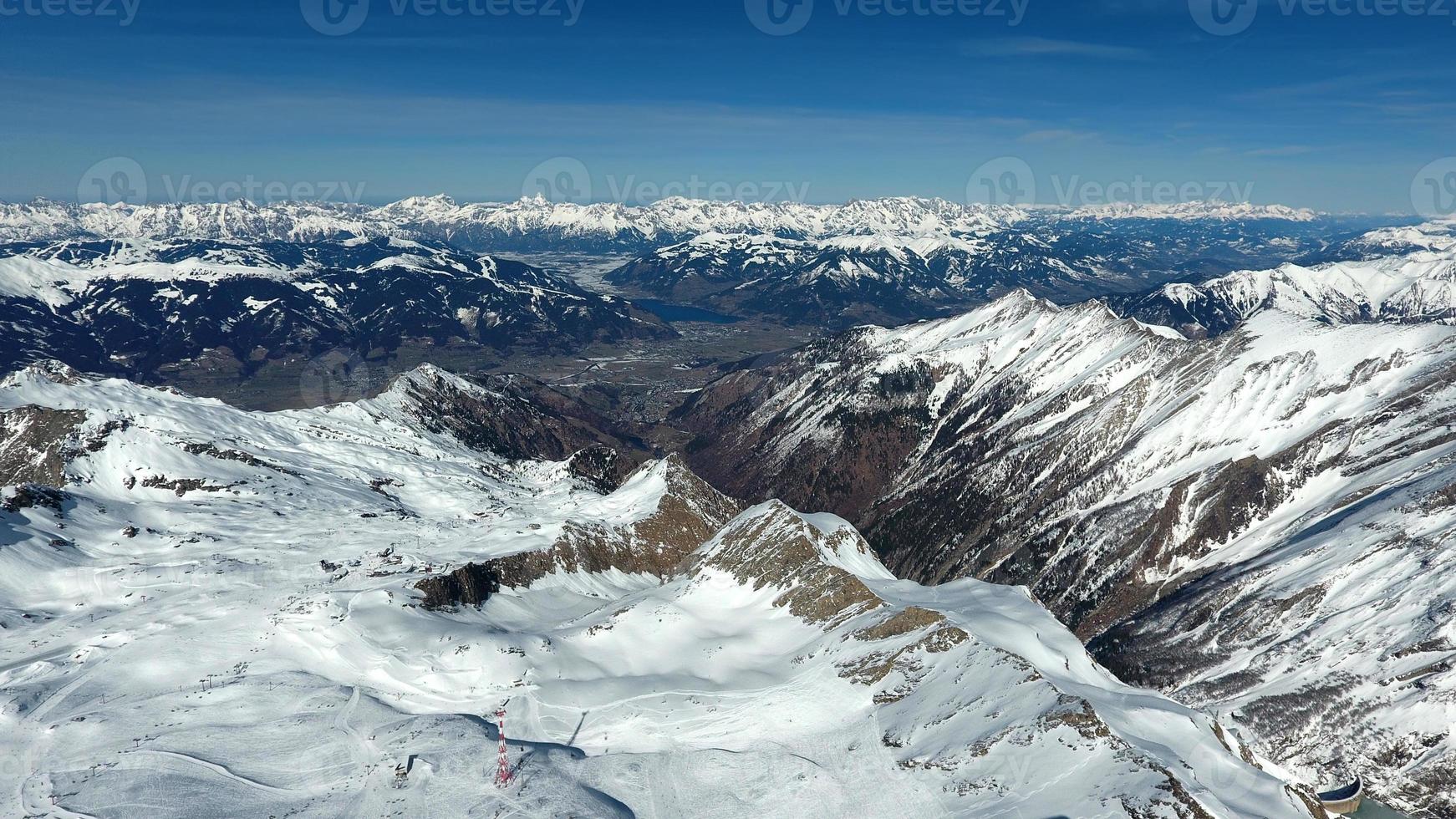 erstaunliche Aussicht von einer Drohne über die schneebedeckten Berghügel foto
