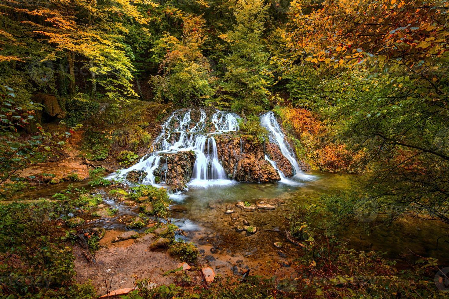 Kaskadenwasserfälle im Herbst. Reisen in Bulgarien. Dokuzak-Wasserfall foto