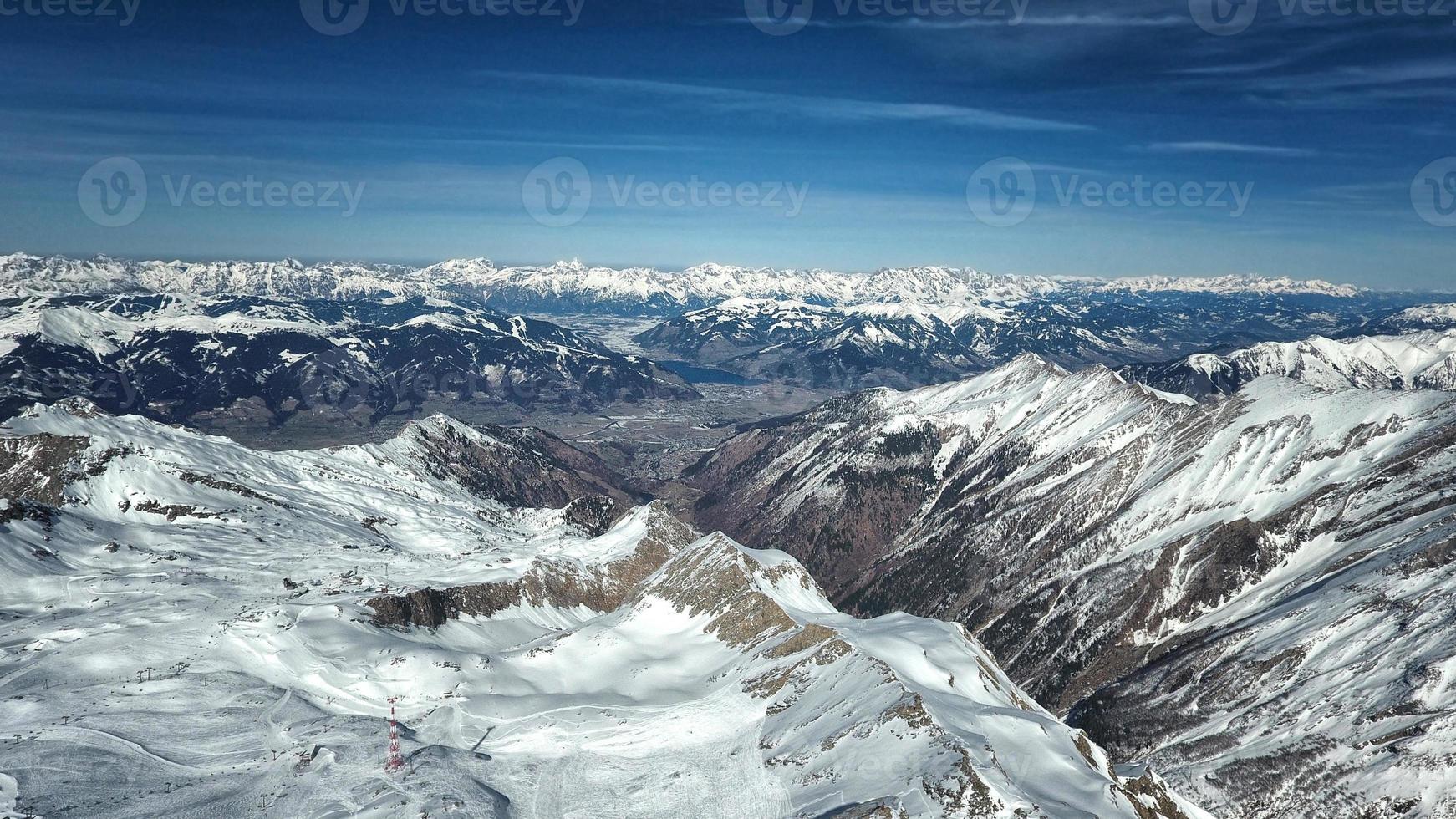 erstaunliche Aussicht von einer Drohne über die schneebedeckten Berghügel foto