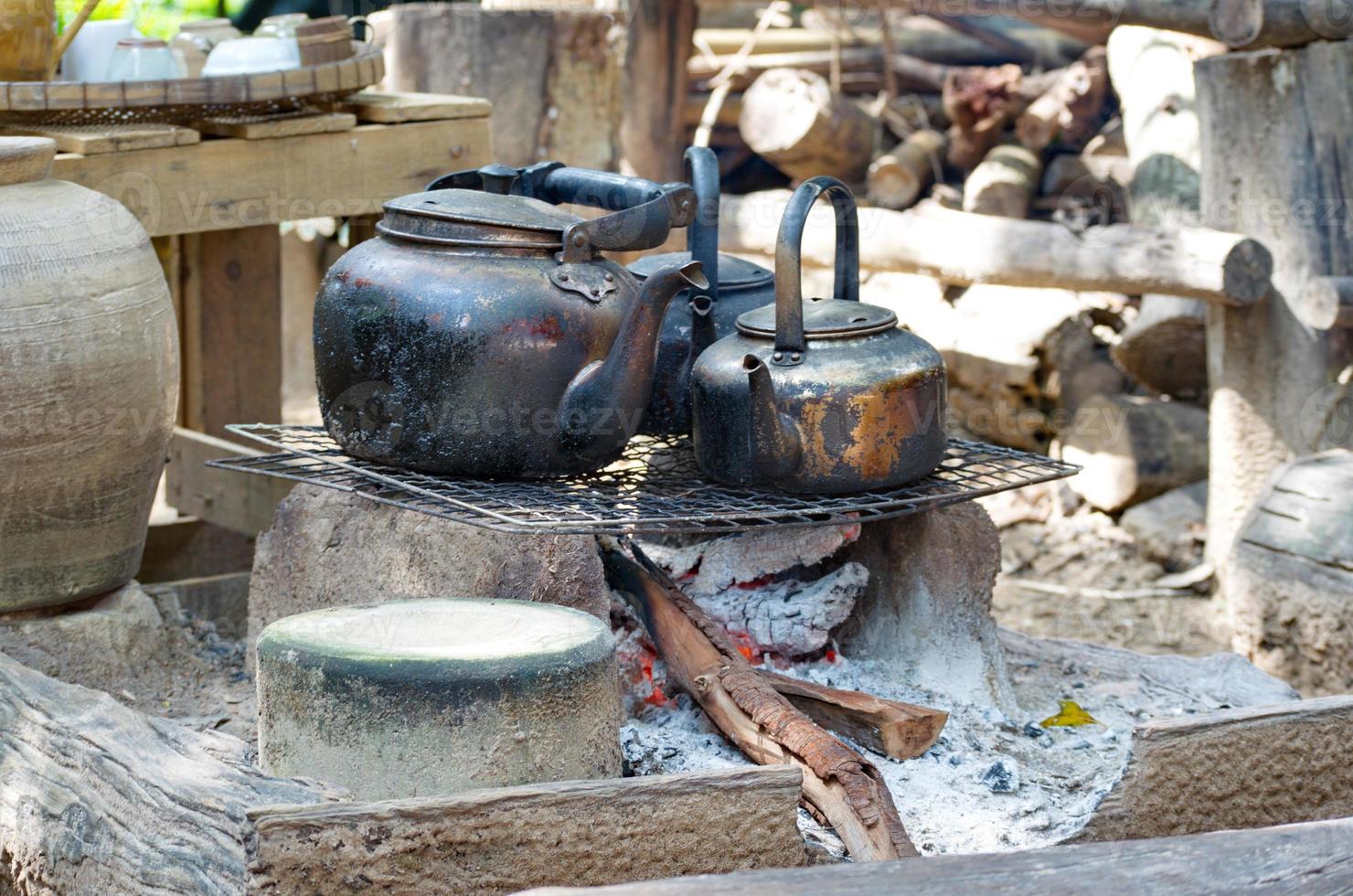 Wasserkocher aus Metall. altmodisches kochendes Wasser verwendet Brennholz, um ein Feuer zu machen. foto