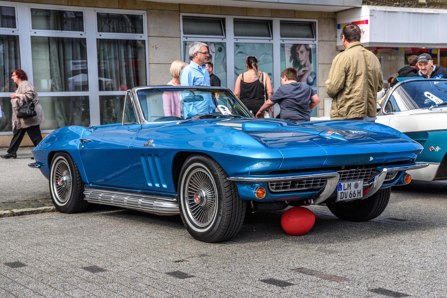 Deutschland, Limburg - April 2017 blaues Chevrolet Corvette C2 Cabrio Cabrio 1962 in Limburg an der Lahn, Hessen, Deutschland foto