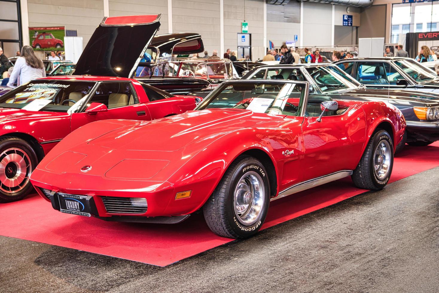 friedrichshafen - mai 2019 red chevrolet corvette cabrio c3 1975 cabrio bei motorworld classics bodensee am 11. mai 2019 in friedrichshafen, deutschland foto