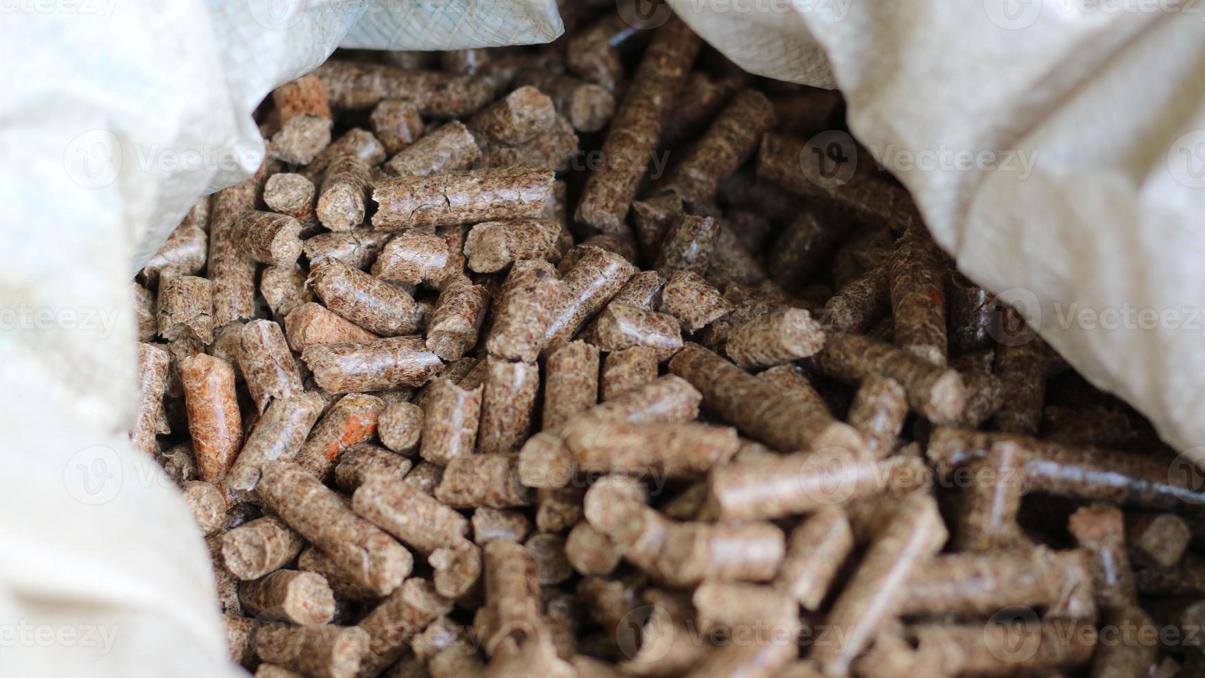 Holzpellets von sehr guter Qualität, die zur Herstellung von Brennstoff bereit sind foto