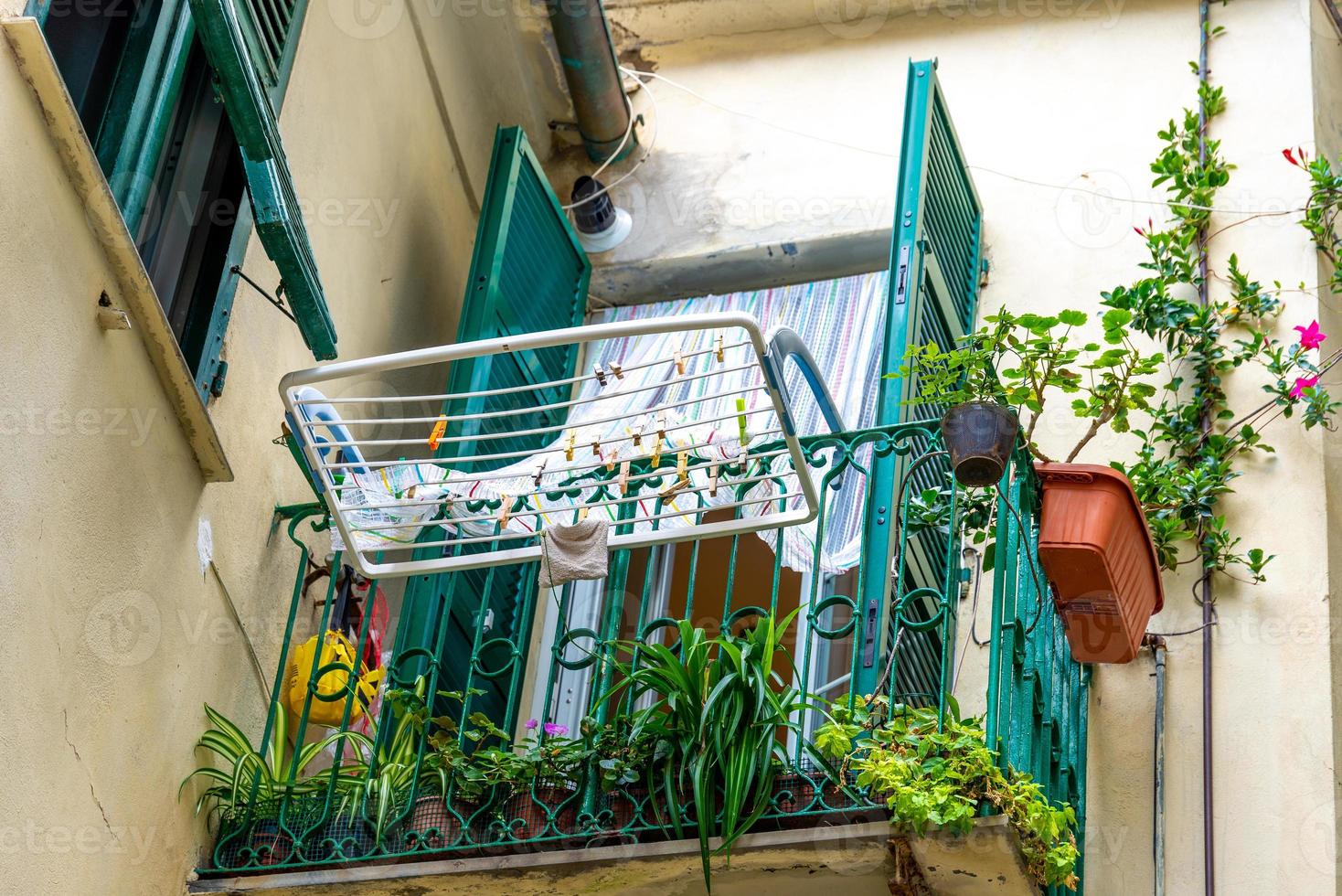 Balkon mit Wäscheständer auf der Brüstung foto