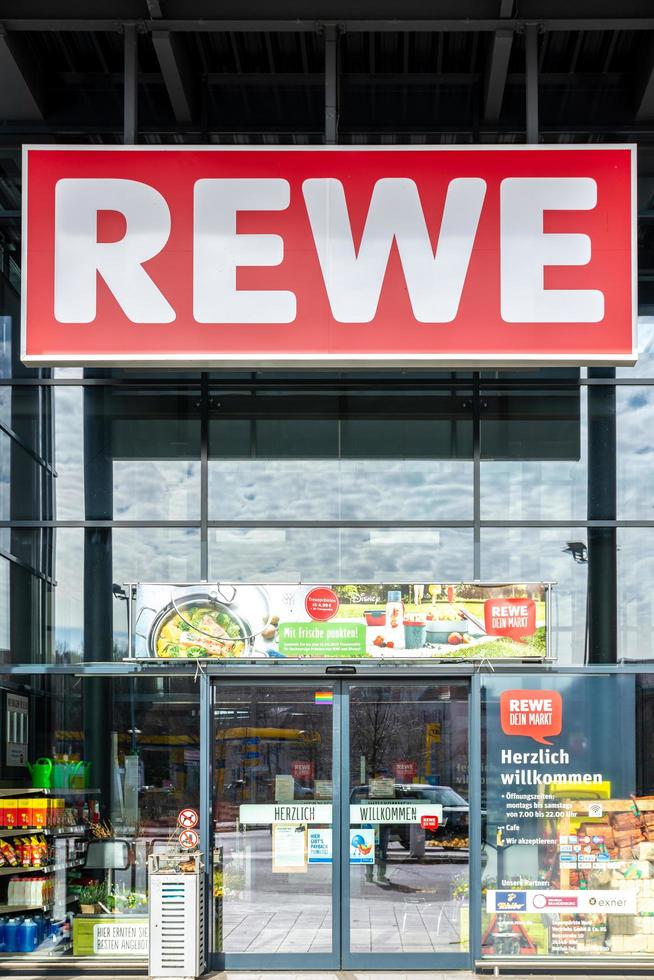 rewe eingang in potsdam foto