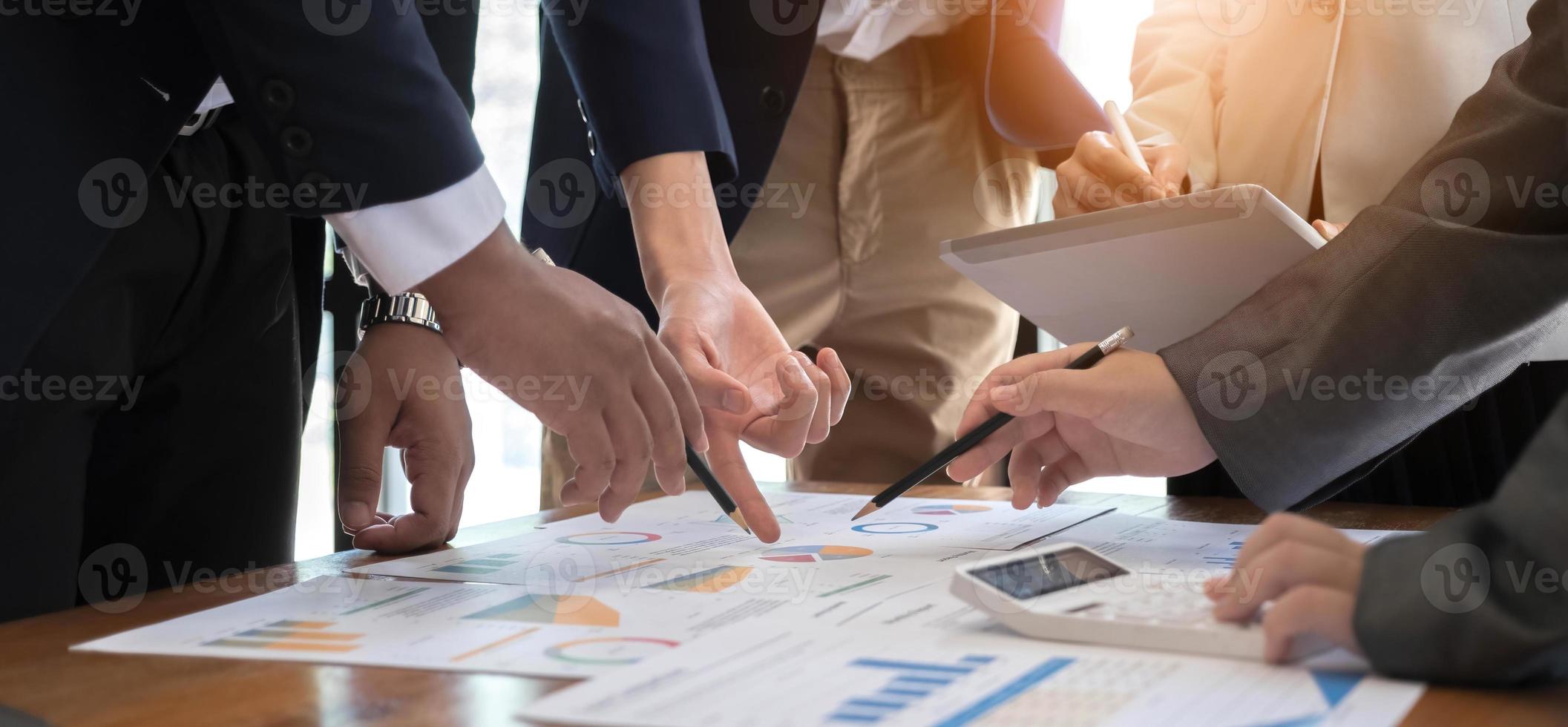 asiatisches geschäftsberatertreffen zur analyse und erörterung der situation zum finanzbericht im besprechungsraum. anlageberater, finanzberater, finanzberater und buchhaltungskonzept foto