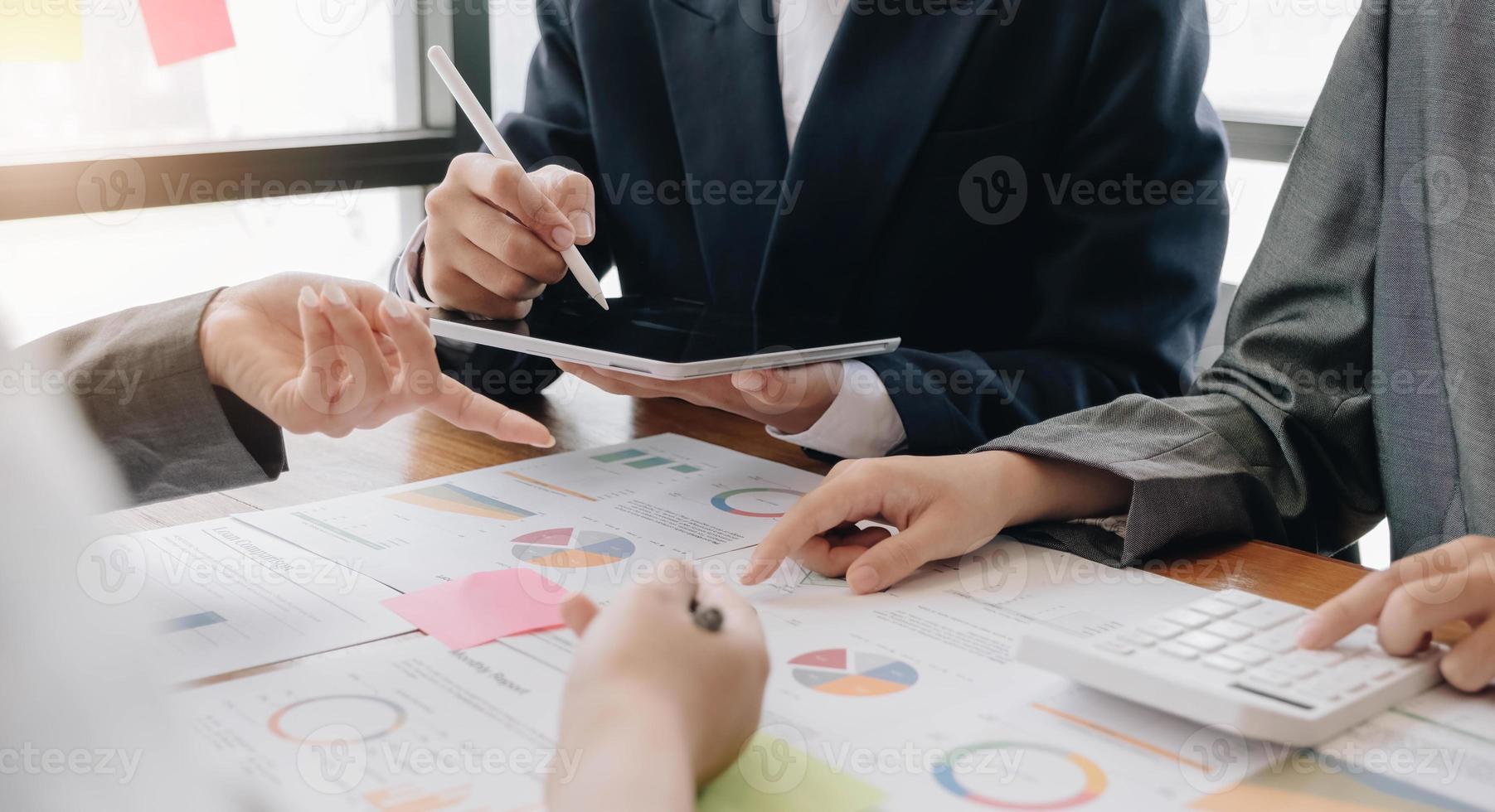 teamarbeit mit geschäftsleuten analysekostendiagramm auf dem schreibtisch im konferenzraum. foto