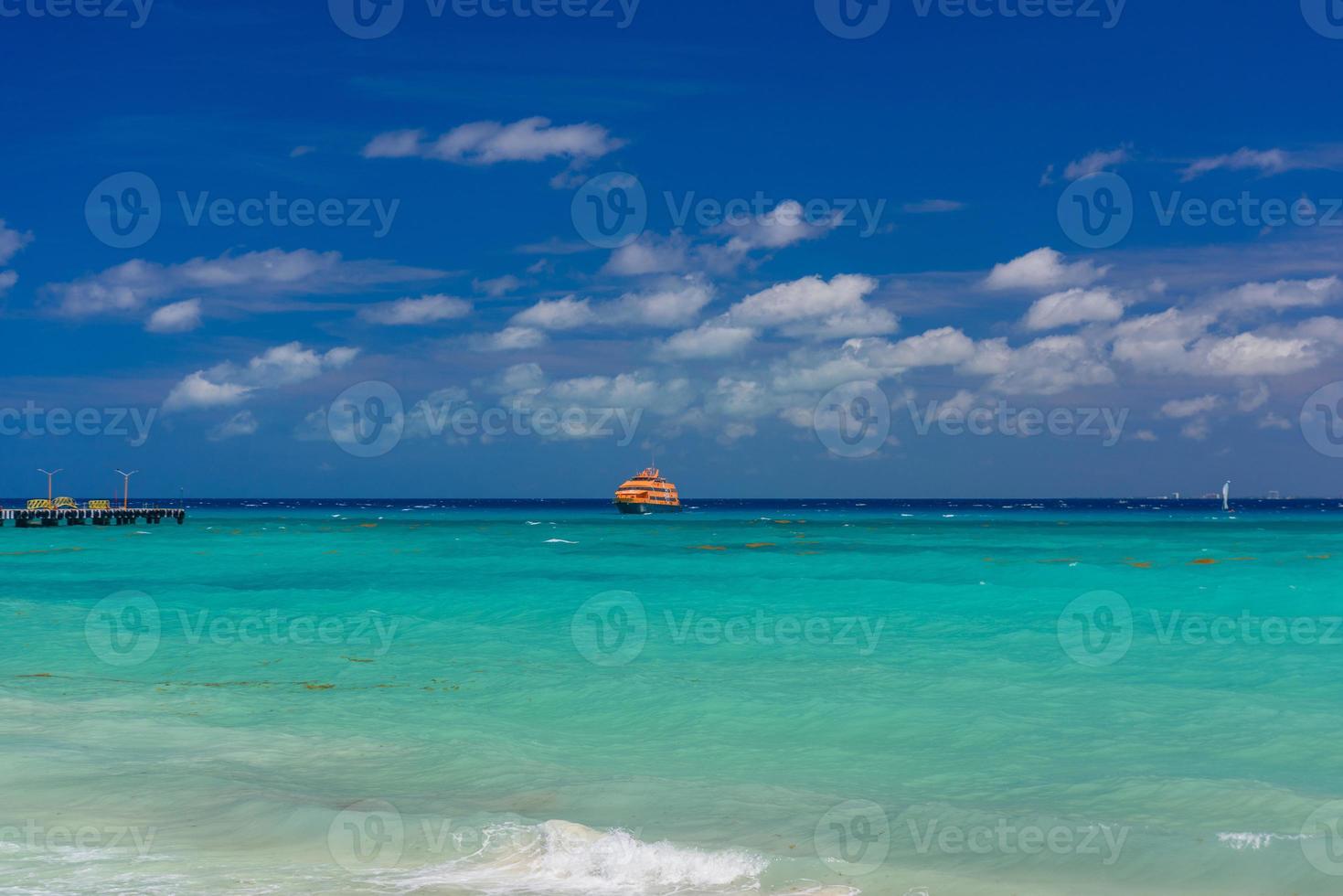 orange fähre im azurblauen ozean mit schwimmenden menschen in playa del ca foto