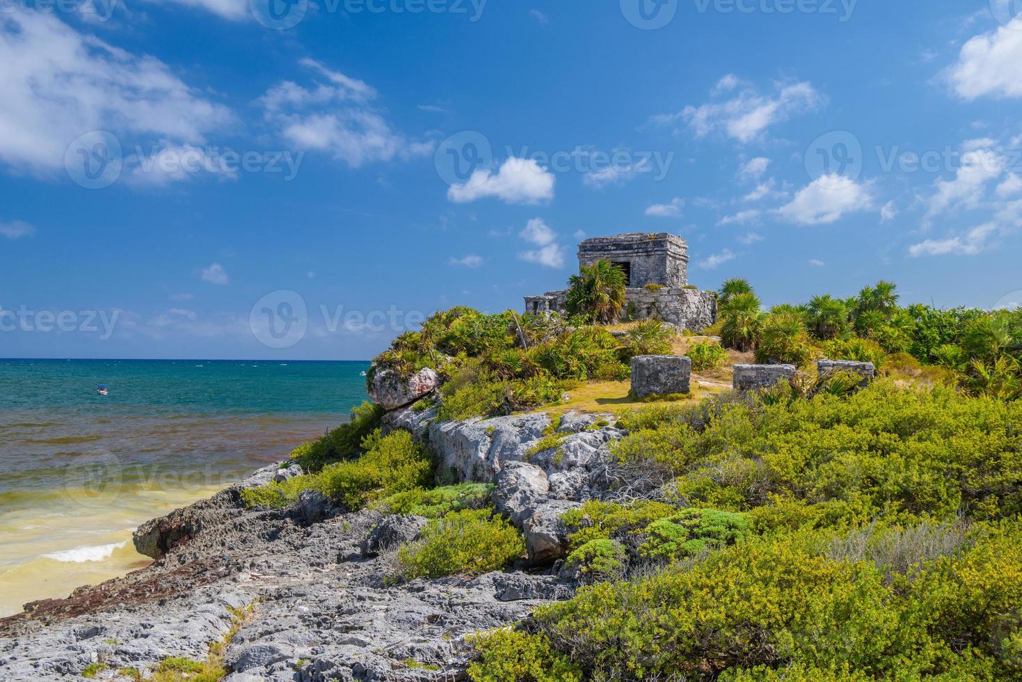 Struktur 45, Offertorien auf dem Hügel in Strandnähe, Maya-Ruinen in Tulum, Riviera Maya, Yucatan, Karibik, Mexiko foto