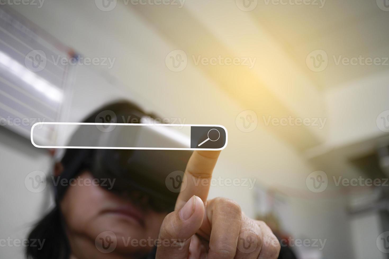 vr-brille virtuelle suche durchsuchen von internetdateninformationen. foto