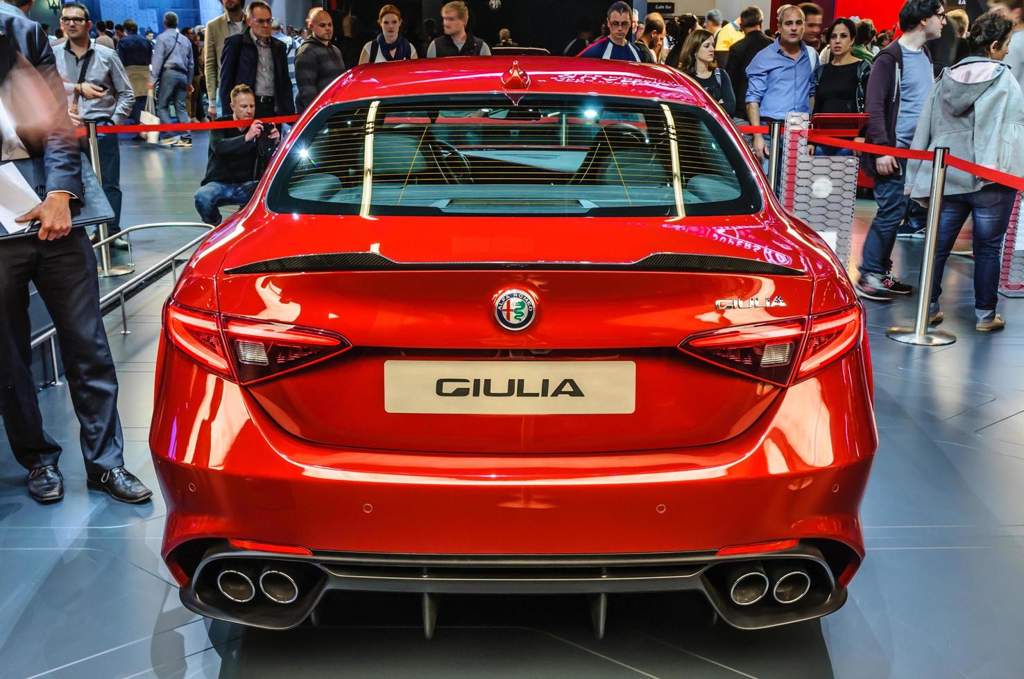 frankfurt - september 2015 alfa romeo giulia präsentiert auf der iaa intern foto