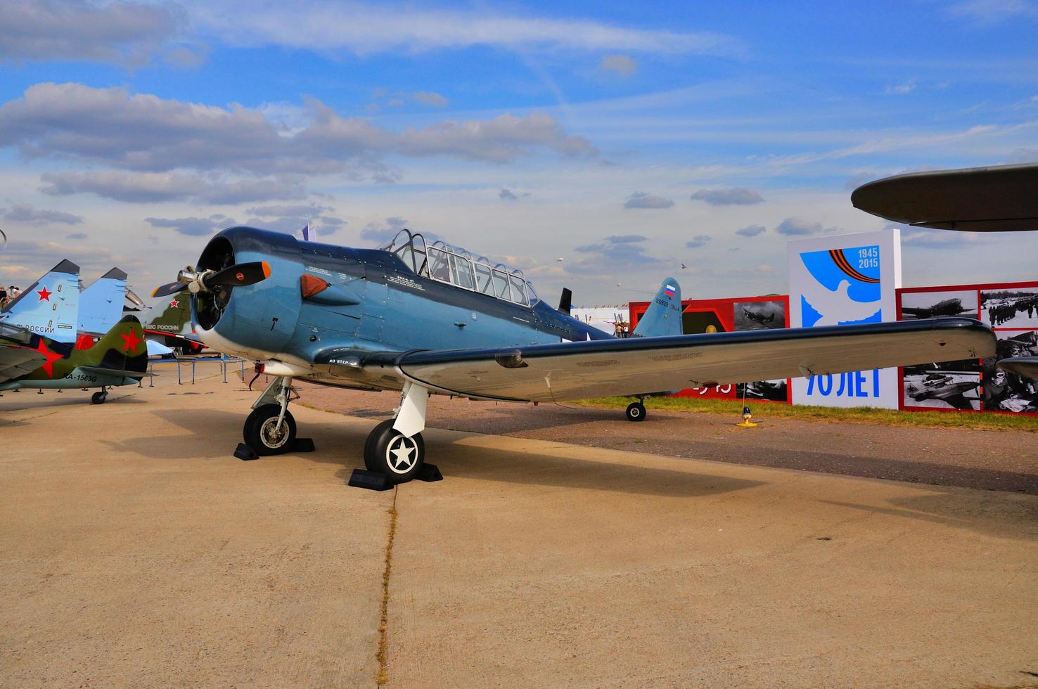 moskau, russland - aug 2015 schulflugzeug t-6 texan vorgestellt foto