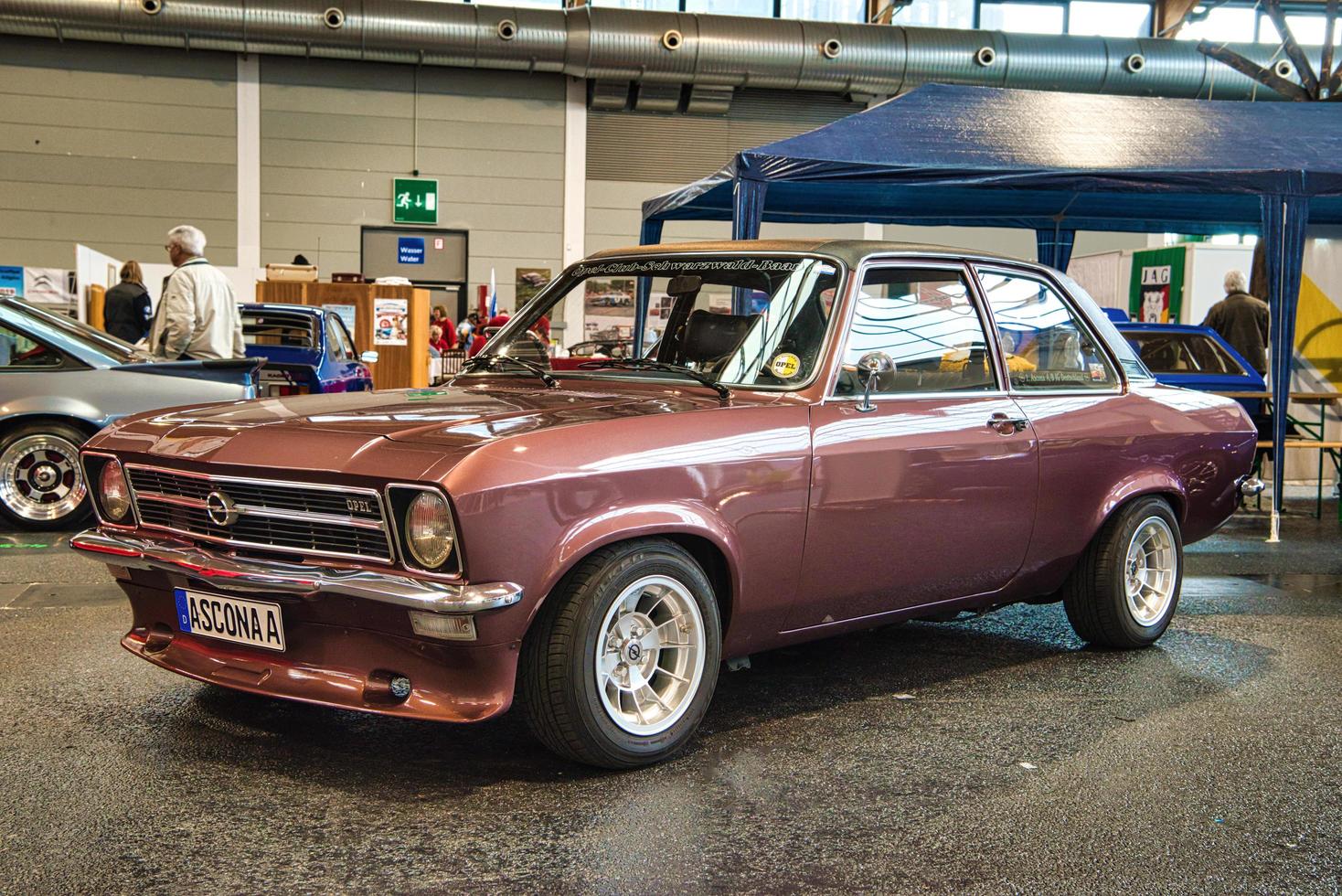 friedrichshafen - mai 2019 braun maroon opel ascona a 1974 coupe bei motorworld classics bodensee am 11. mai 2019 in friedrichshafen, deutschland foto