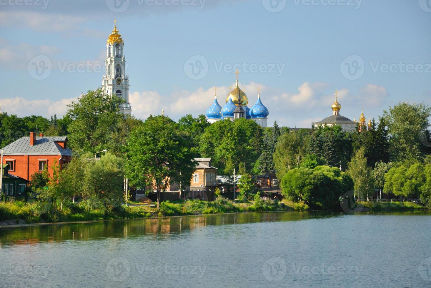 lavra orthodoxes dreifaltigkeitskloster sergiev vom kelarsee, sergiev posad foto