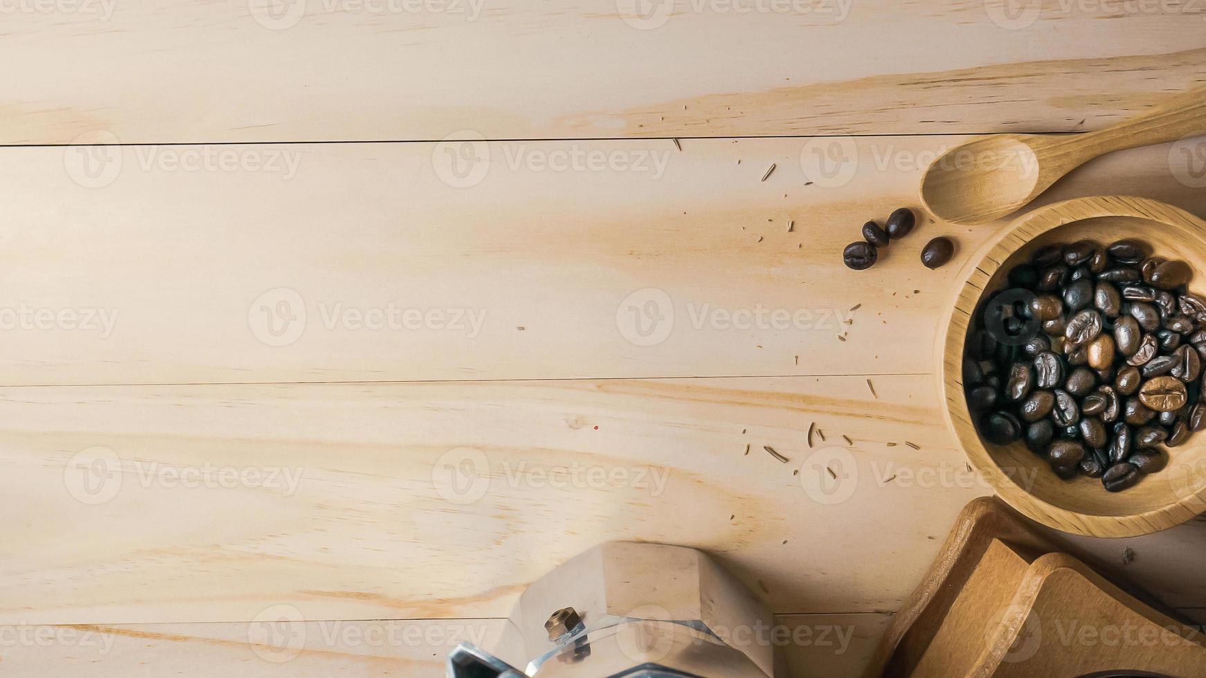 kaffeebohnen in holzschale draufsicht auf holztisch für lebensmittelinhalt. foto