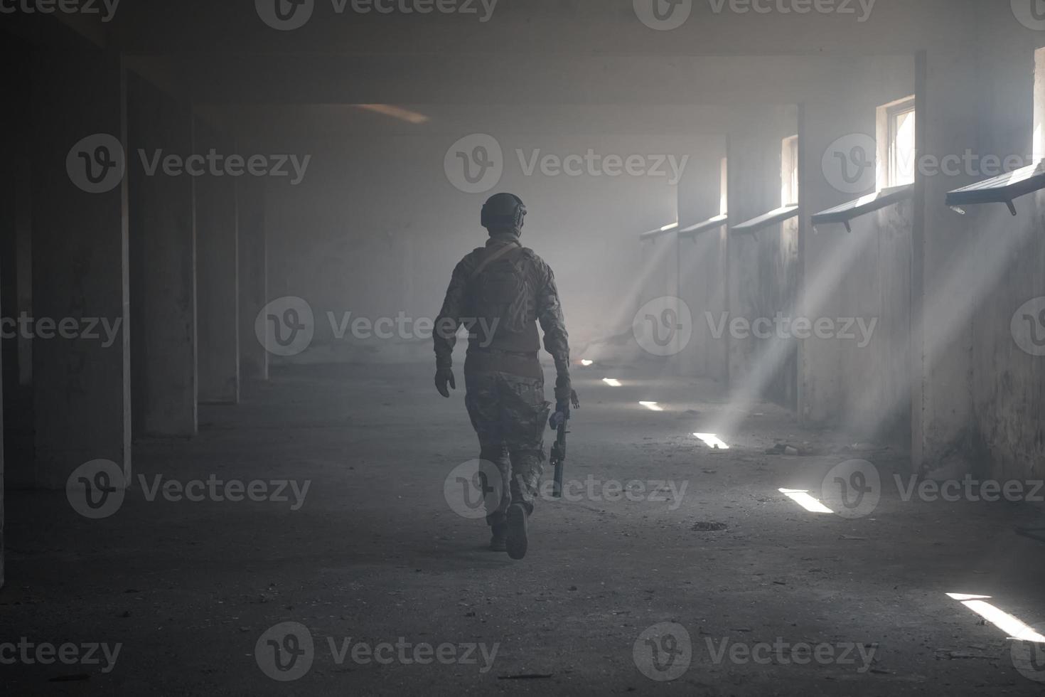 Soldat der modernen Kriegsführung im städtischen Umfeld foto