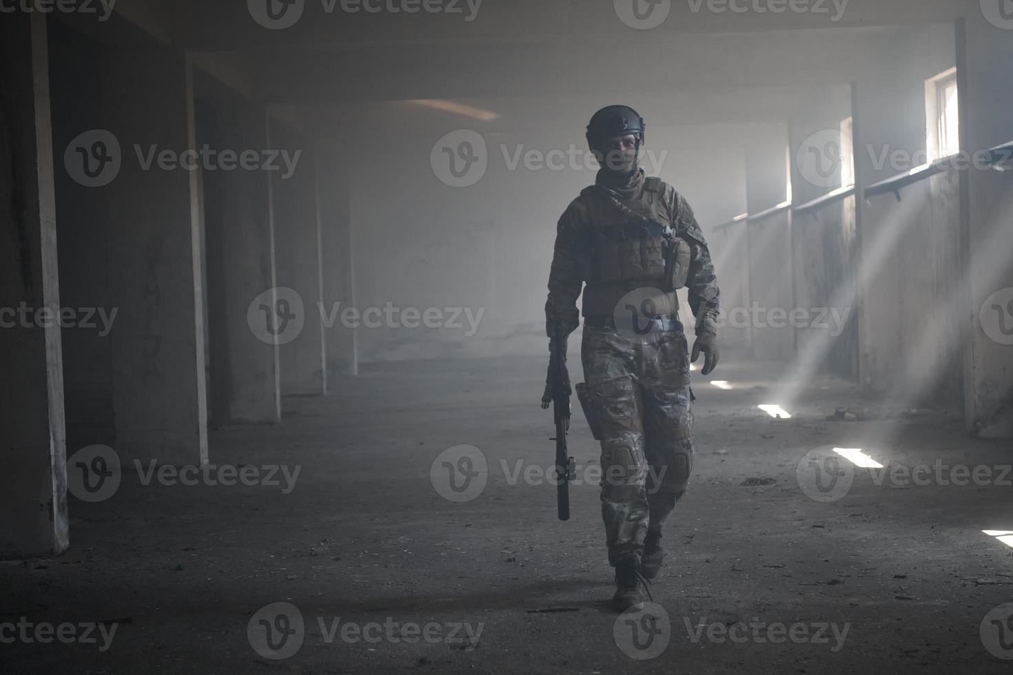 Soldat der modernen Kriegsführung im städtischen Umfeld foto