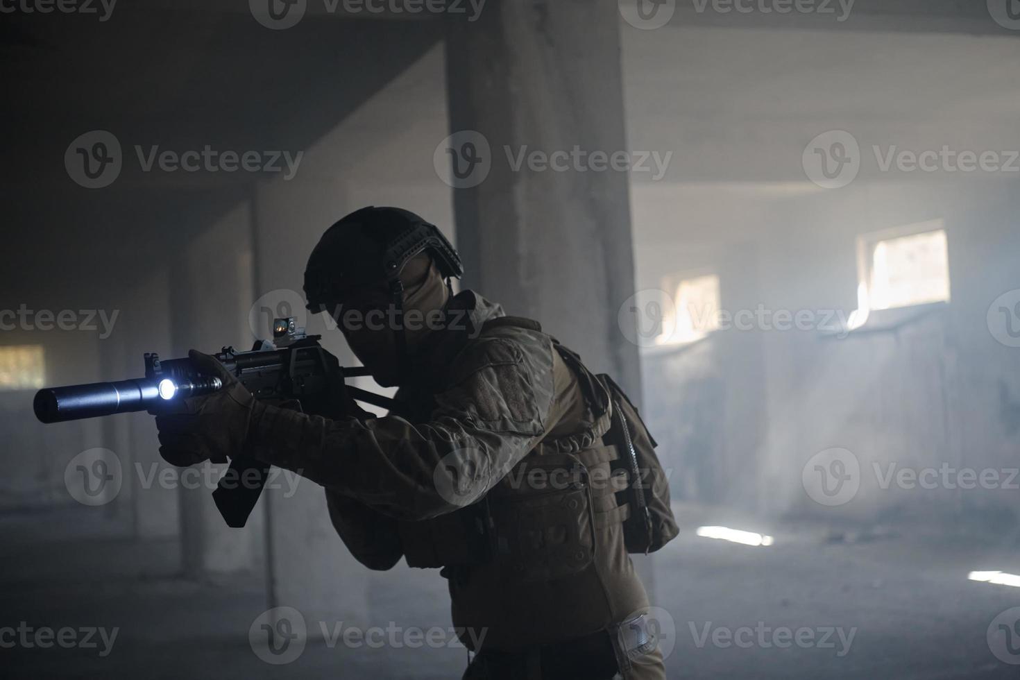 Soldat der modernen Kriegsführung auf dem Schlachtfeld der städtischen Umgebung foto