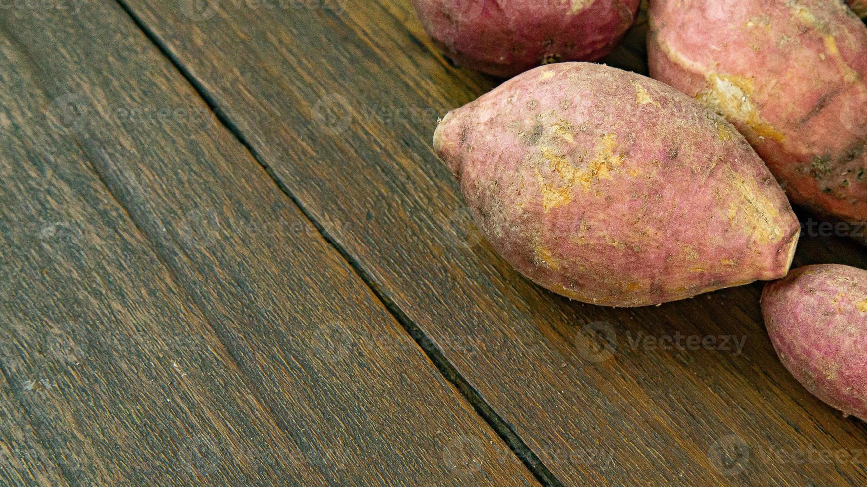 Maniok auf Holztisch für Food-Konzept. foto