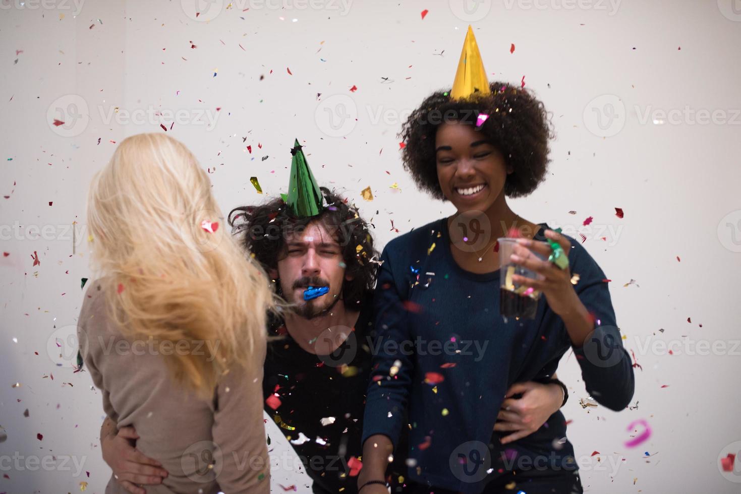konfetti party multiethnische gruppe von menschen foto