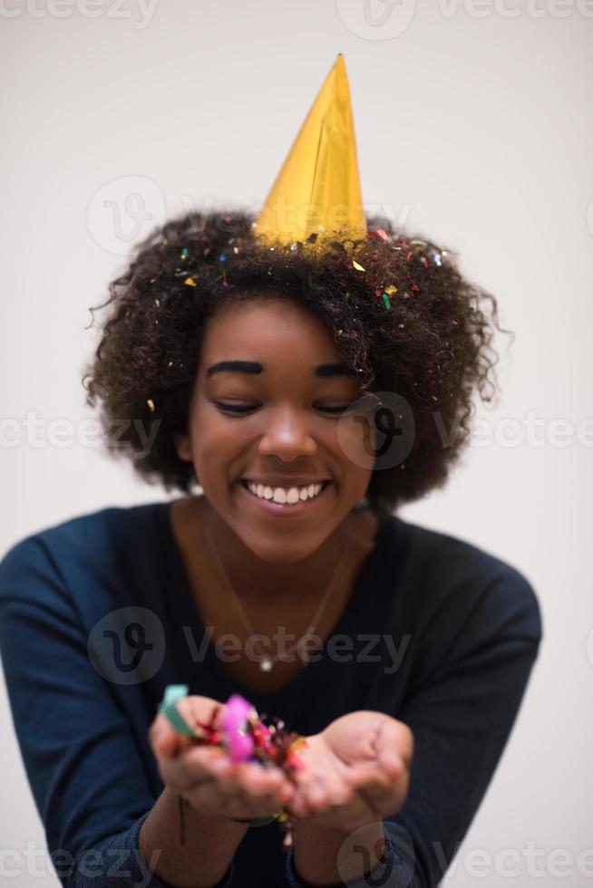 Afroamerikanerin bläst Konfetti in die Luft foto