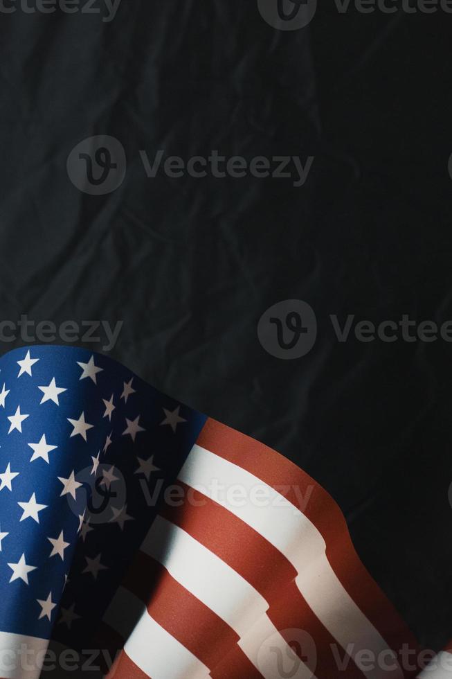 das veteranentageskonzept flagge der vereinigten staaten von amerika auf schwarzem hintergrund. foto