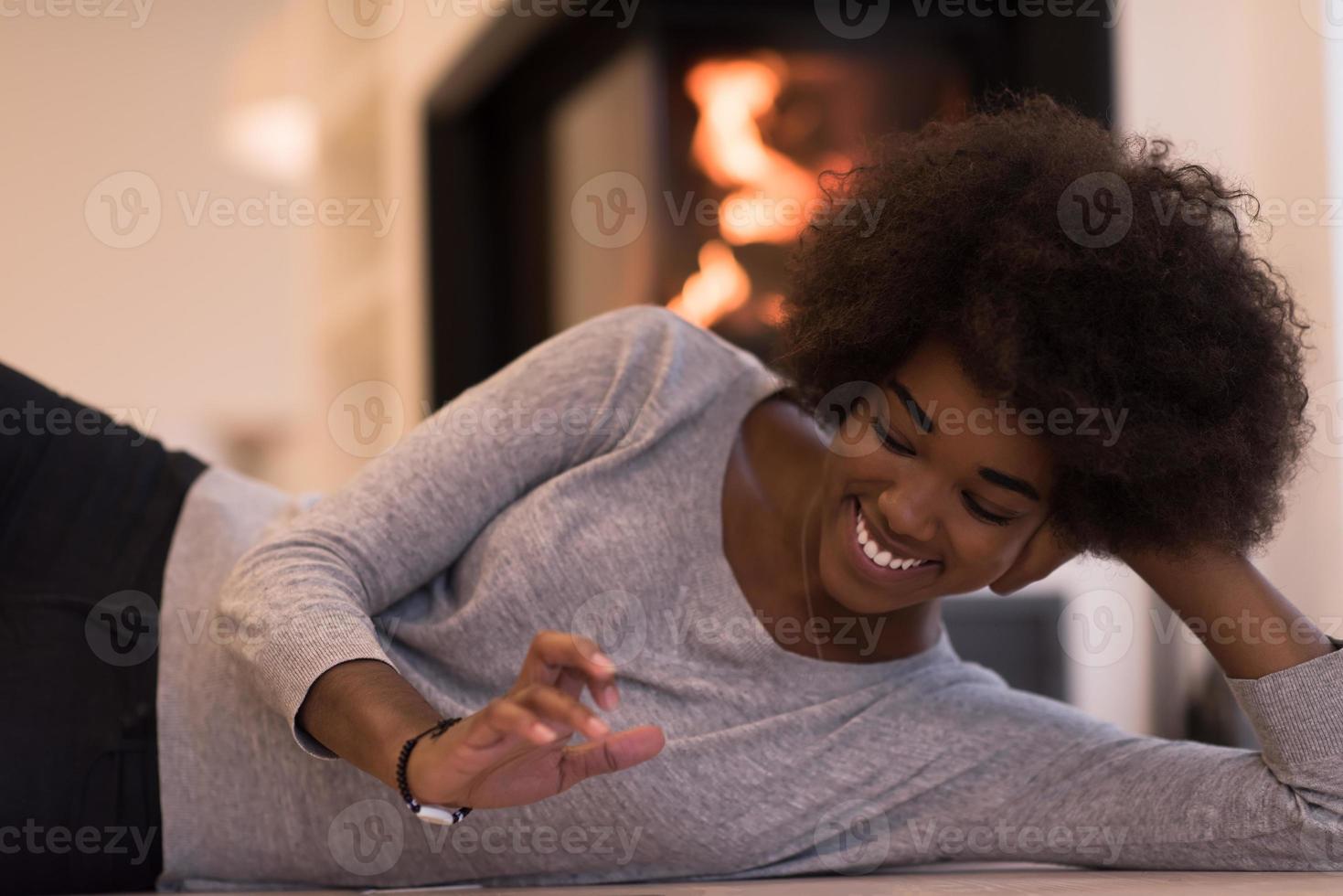 schwarze Frauen mit Tablet-Computer auf dem Boden foto