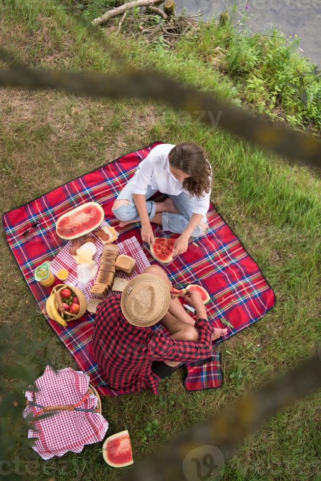 Draufsicht des Paares, das Picknickzeit genießt foto