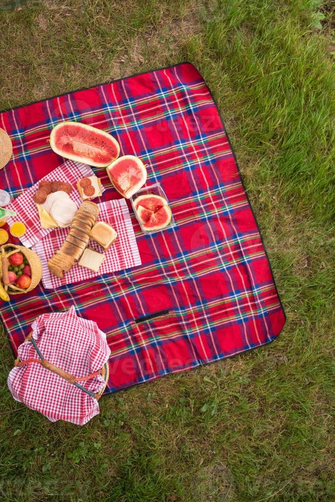 Blick von oben auf die Picknickdecke auf dem Rasen foto