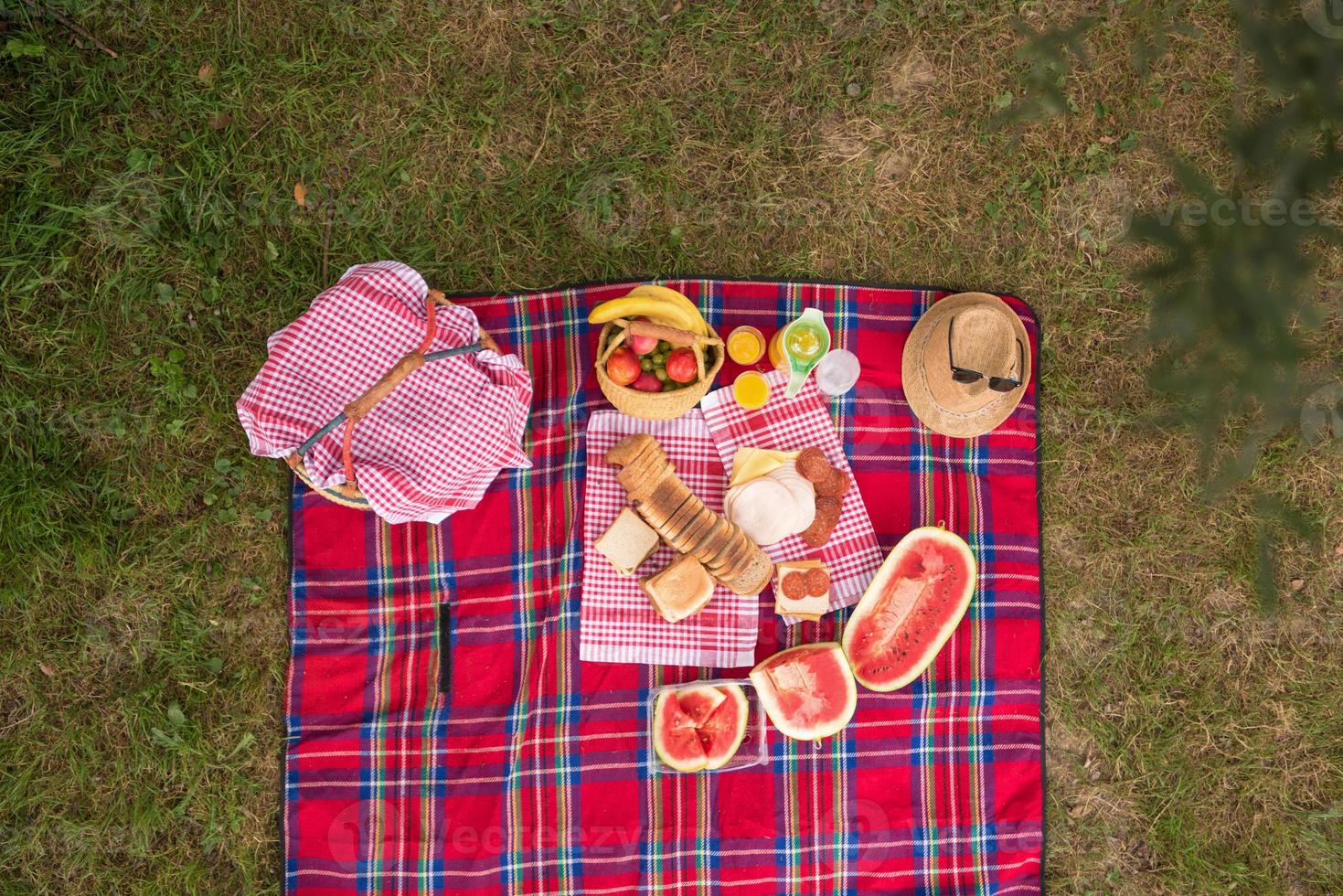 Blick von oben auf die Picknickdecke auf dem Rasen foto