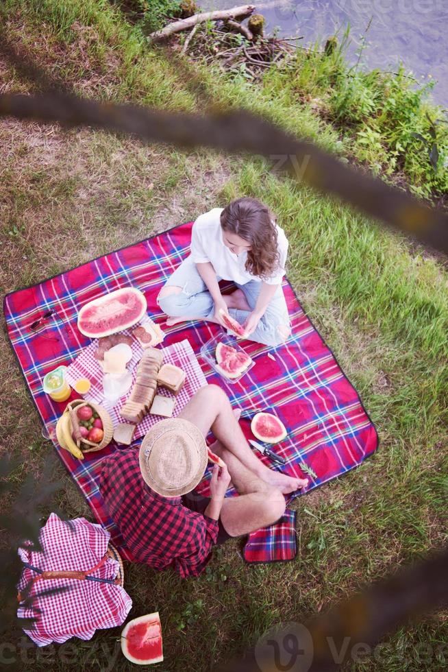 Draufsicht des Paares, das Picknickzeit genießt foto