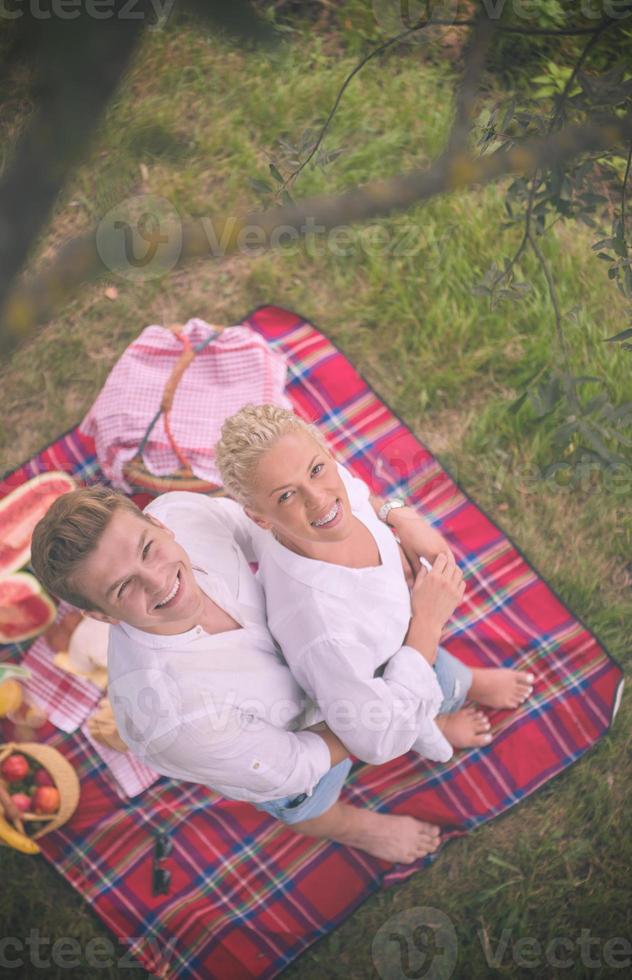 Draufsicht des Paares, das Picknickzeit genießt foto