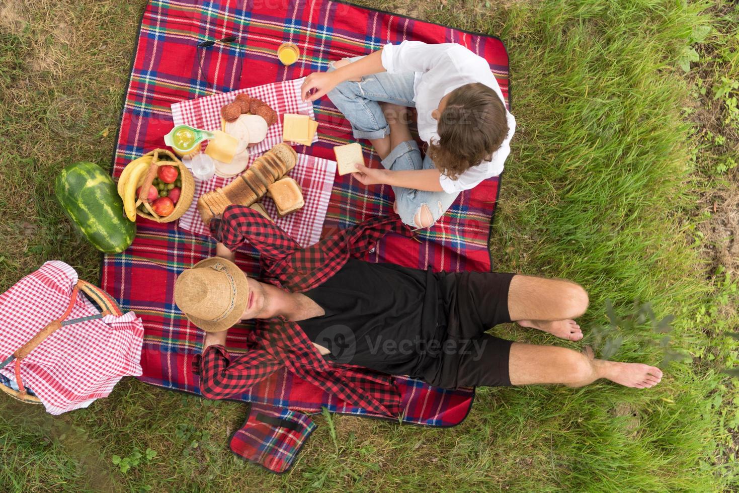 Draufsicht des Paares, das Picknickzeit genießt foto