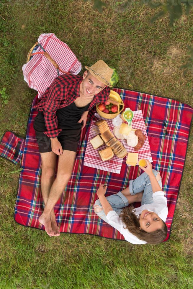 Draufsicht des Paares, das Picknickzeit genießt foto