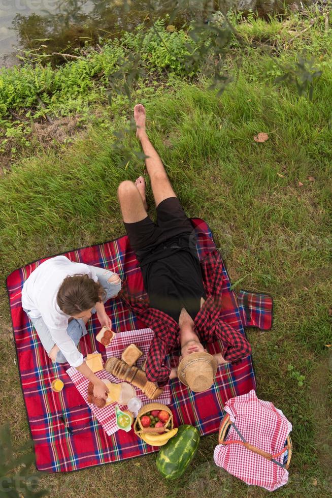 Draufsicht des Paares, das Picknickzeit genießt foto