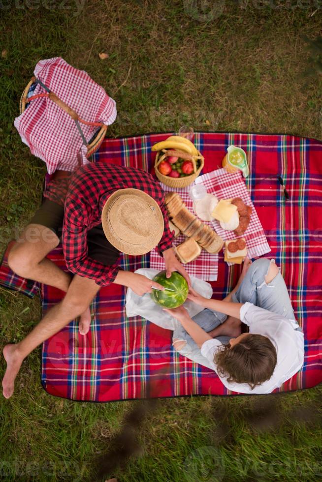 Draufsicht des Paares, das Picknickzeit genießt foto