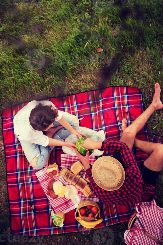 Draufsicht des Paares, das Picknickzeit genießt foto