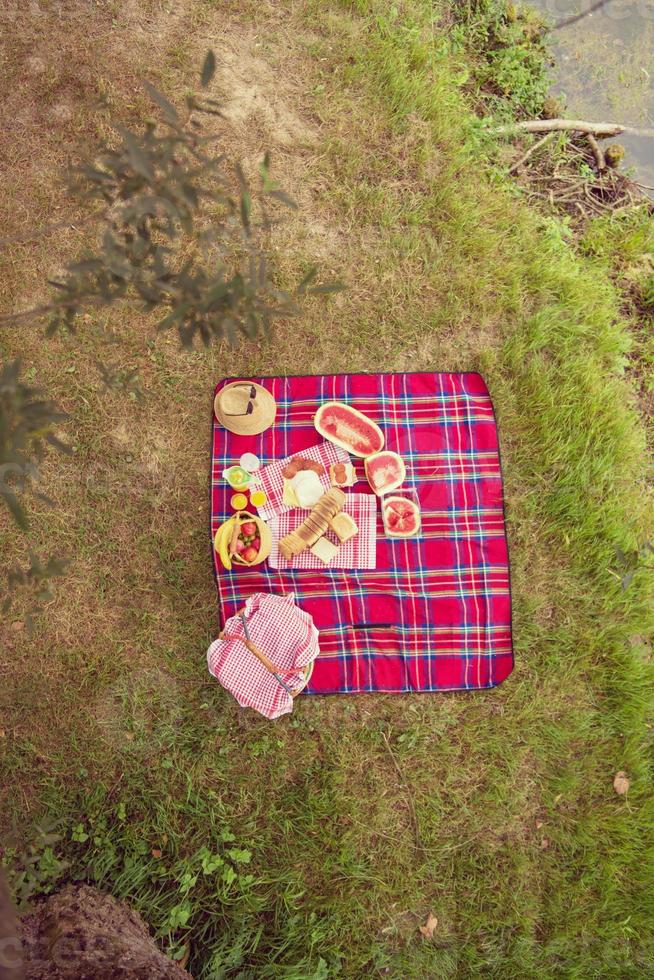 Blick von oben auf die Picknickdecke auf dem Rasen foto