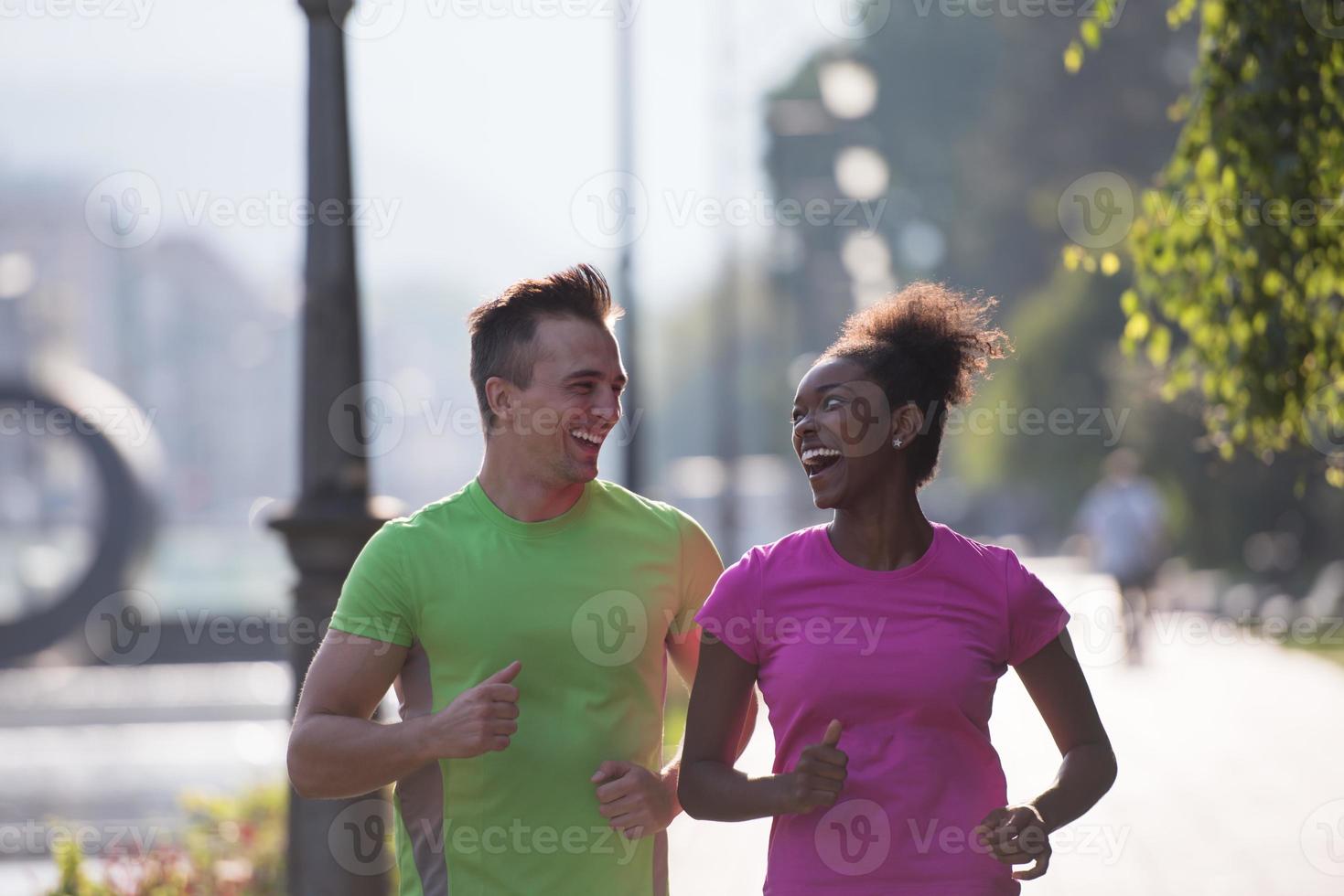 junges multiethnisches paar, das in der stadt joggt foto