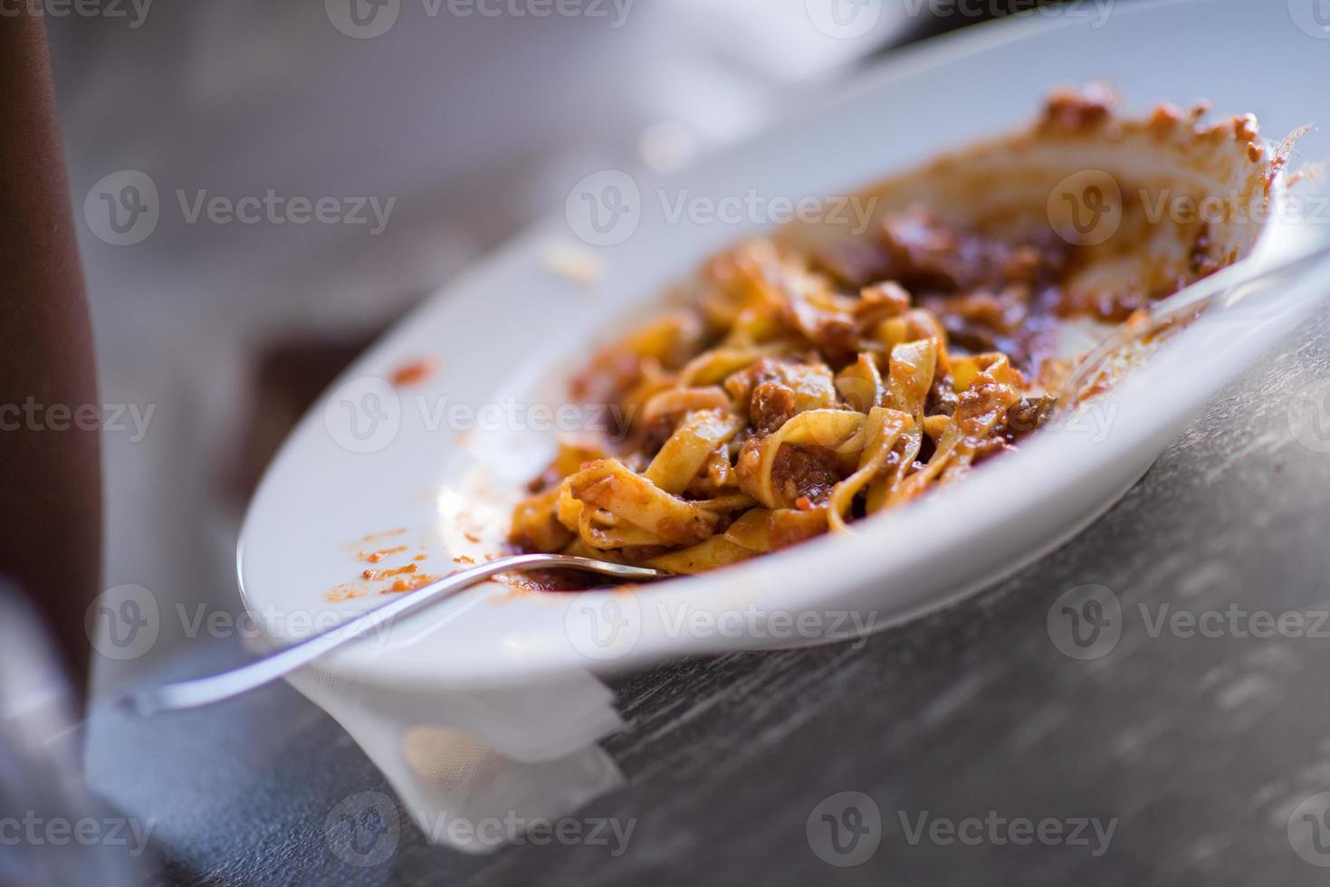 eine junge Afroamerikanerin, die Pasta isst foto