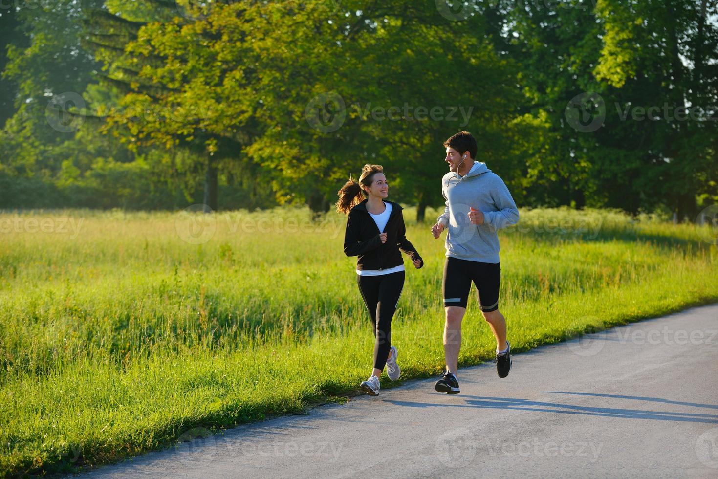 junges paar joggen foto