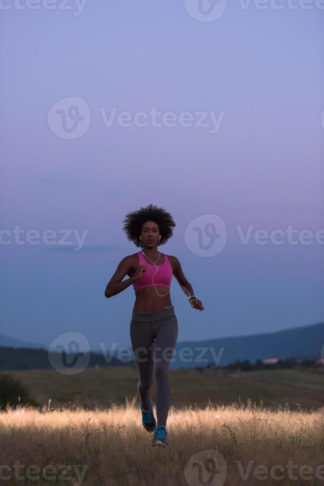 junge Afroamerikanerin, die in der Natur joggt foto