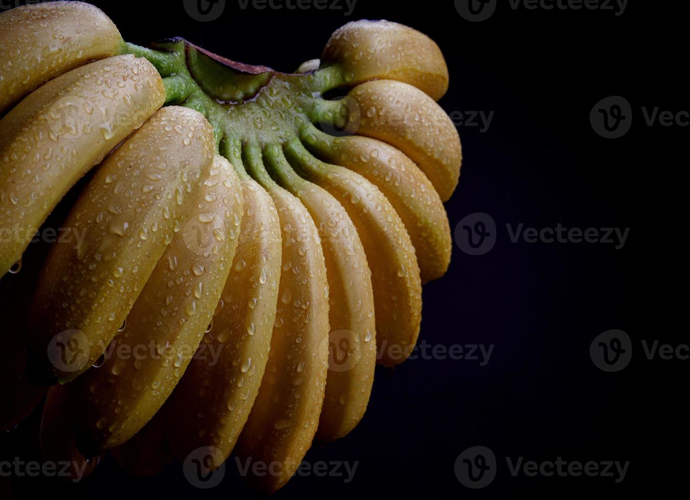 saftige reife Bananen auf schwarzem Hintergrund. foto