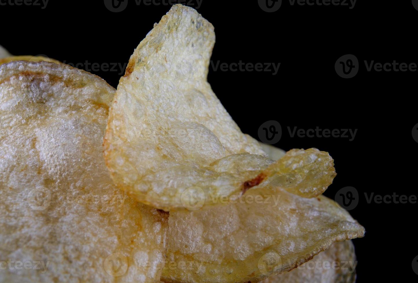 Kartoffelchips auf schwarzem Hintergrund. Kartoffelchips. foto