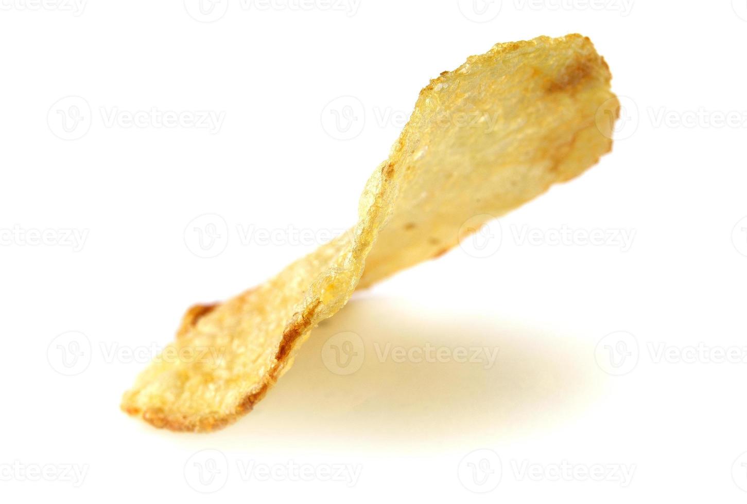 Kartoffelchips sind auf einem weißen Hintergrund isoliert. foto